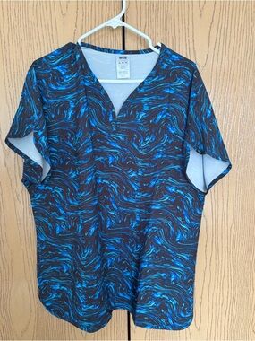 Wink V-Neck Scrub Top in Black an Turquoise Blue Marble, size XL